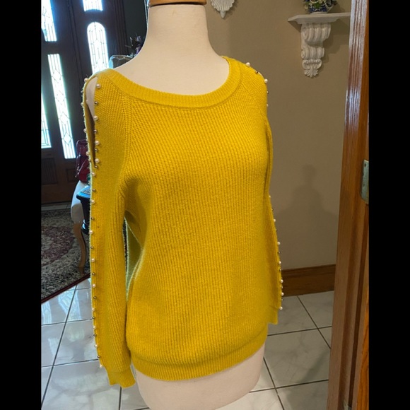 Yellow gold sweater with cold shoulders and peat & silver beading on the sleeves - Picture 2 of 8